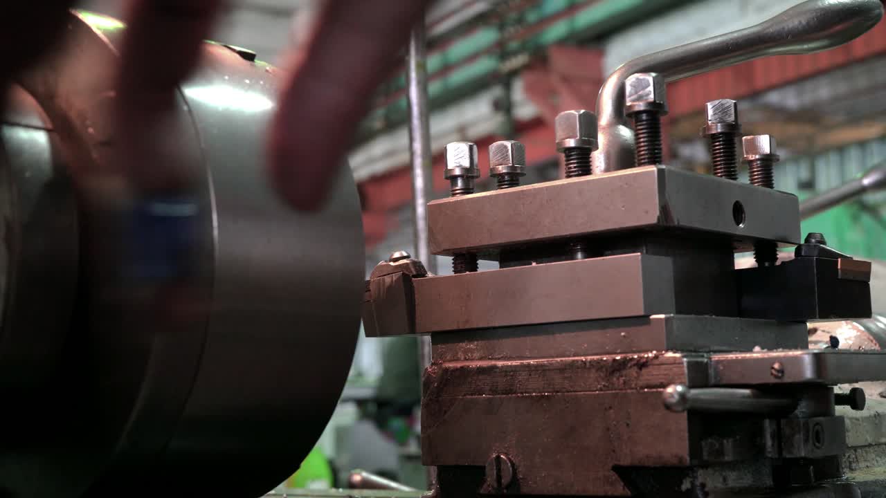 maquinista trabajando en un torno