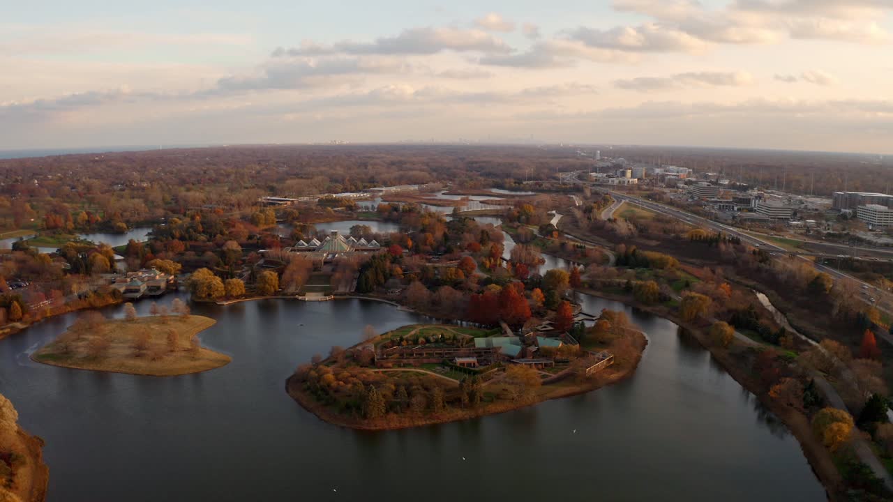 glencoe, illinois, estados unidos :avión no tripulado aéreo en movimiento hacia atrás sobre el jardín botánico de chicago durante la temporada de otoño con pequeños lagos