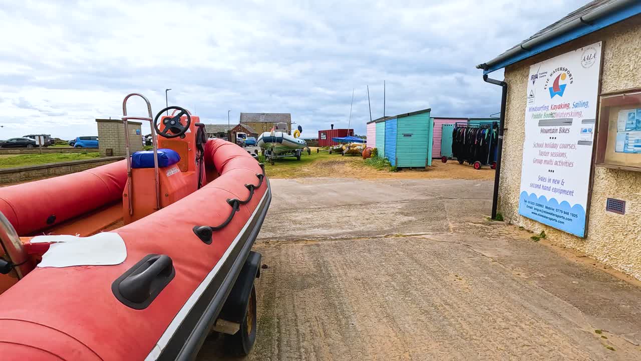 barco cerca de un almacén en un entorno costero