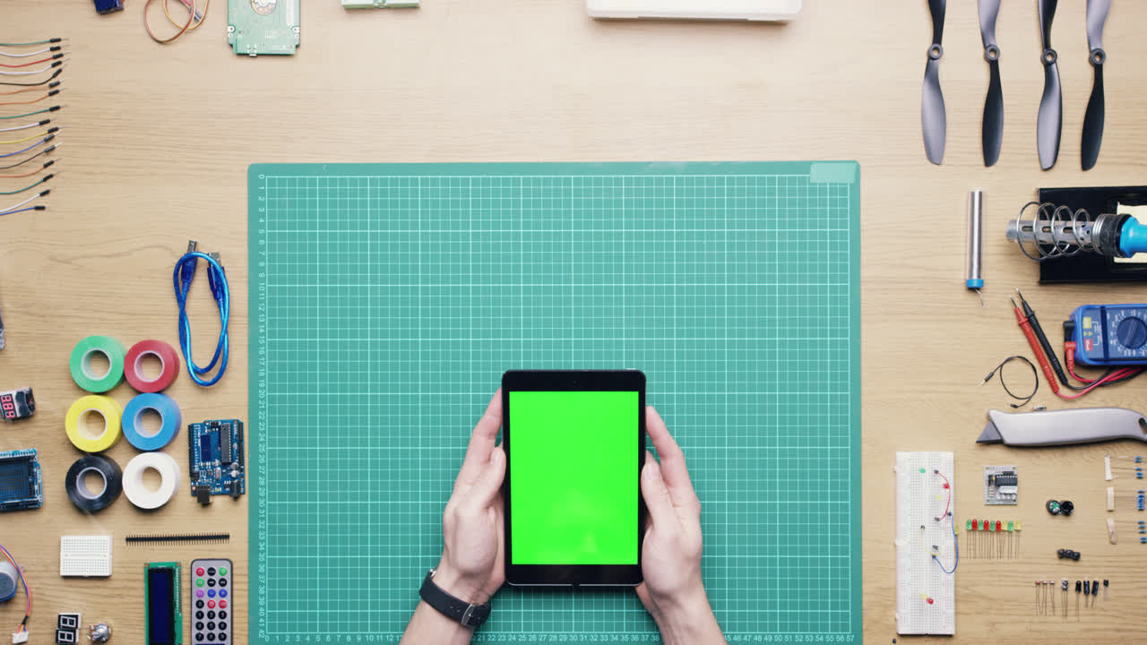 위에서 테크니션의 손이 책상에서 일하는  ⁇  - 빨간 서사시 드래곤