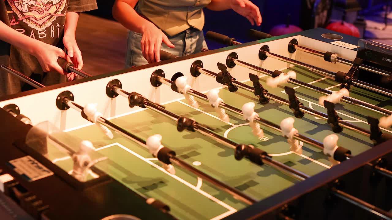 두 명 의 선수 들 이 격렬 한 푸스볼 경기 에 참여 하고 있다