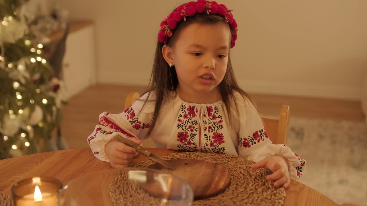 クリスマス祝いの準備をしている母と娘