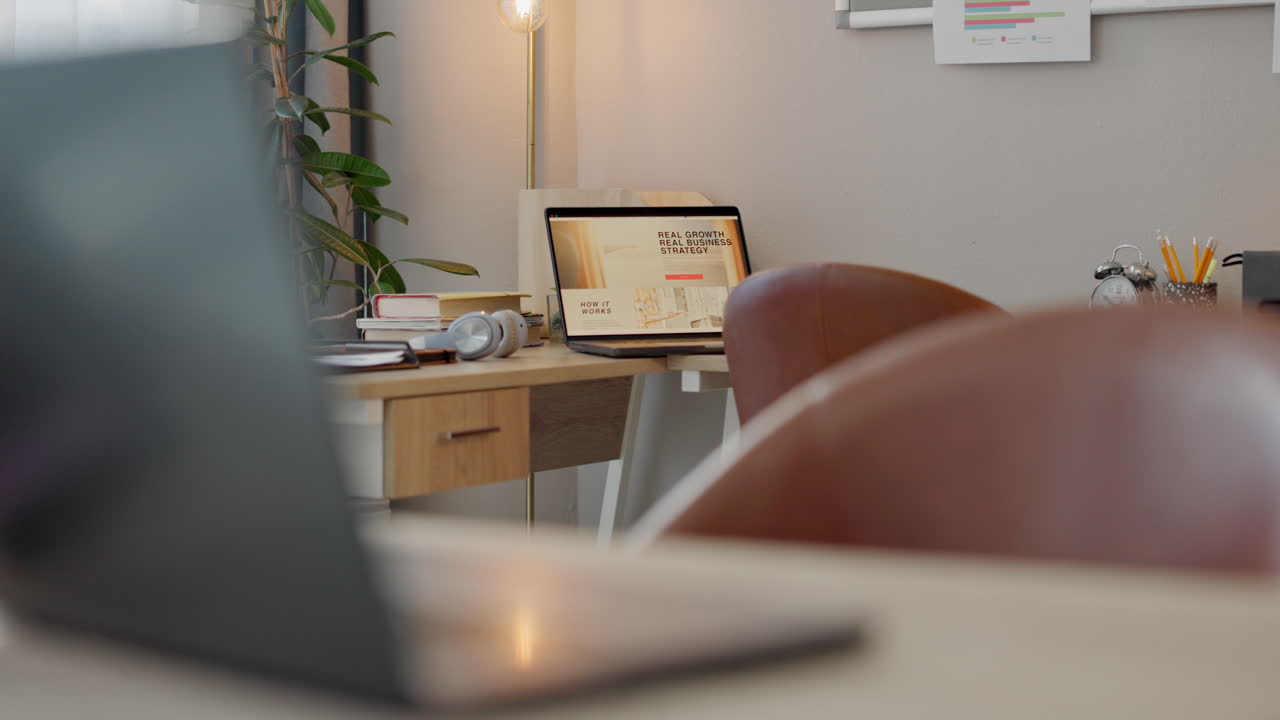 coworking, oficina vacía y portátil con marketing