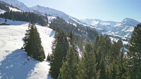 Drohnenaufnahmen-Einer-Winterlichen-Landschaft-In-Den-Schweizer-Alpen