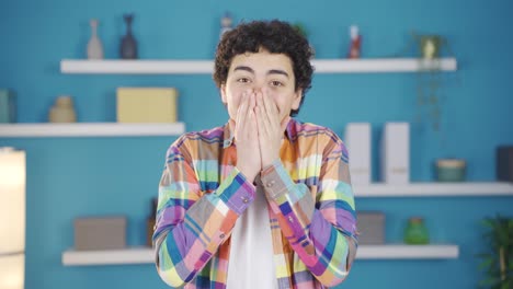niño regocijándose con las buenas noticias.