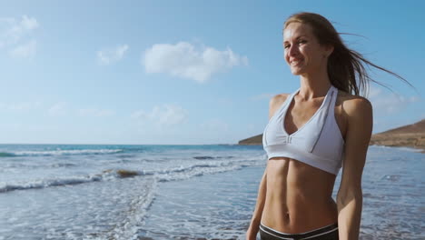 Junge-Frau,-Die-Am-Strand-Spaziert