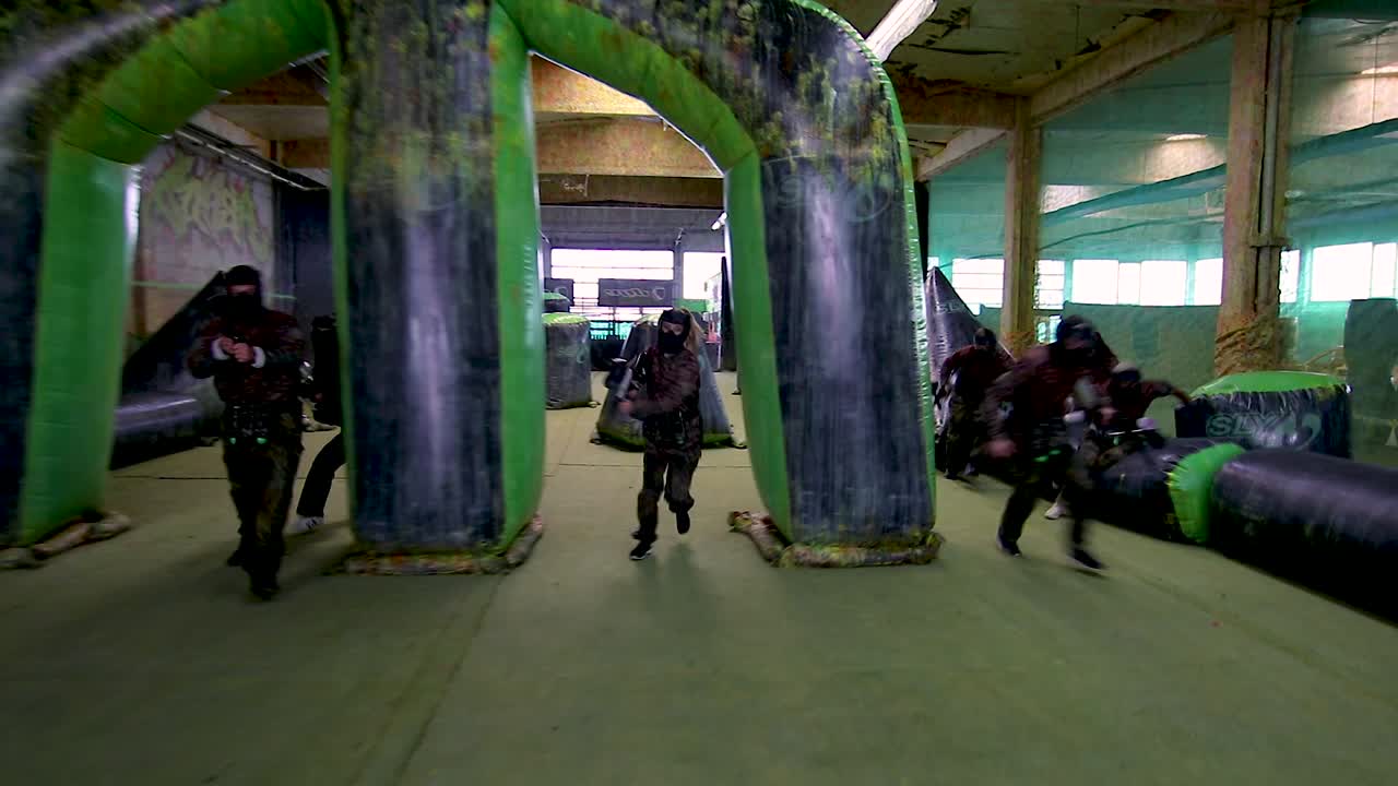 niñas y niños jugando paintball interior-13