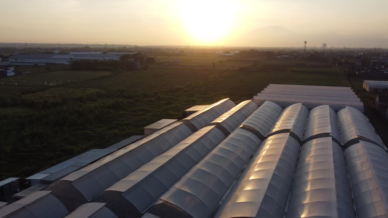 옆에 있는 온실 유기농 농장 위를 날고 있는 드론