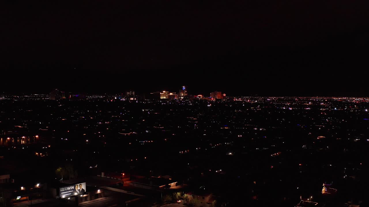 밤에 스트립에서 라스베가스 시내의 공중 슈퍼 와이드 샷