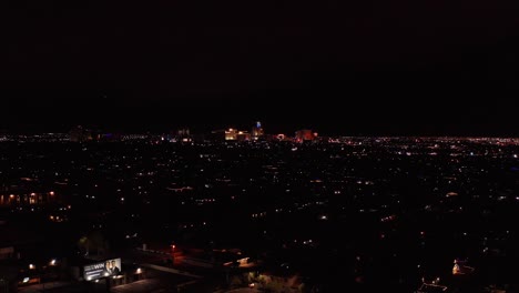 Toma-Aérea-Súper-Amplia-Del-Centro-De-Las-Vegas-Desde-El-Strip-Por-La-Noche