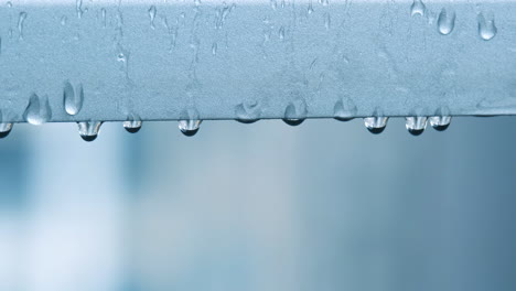 Gotas-De-Lluvia-Que-Caen-Del-Travesaño-Metálico