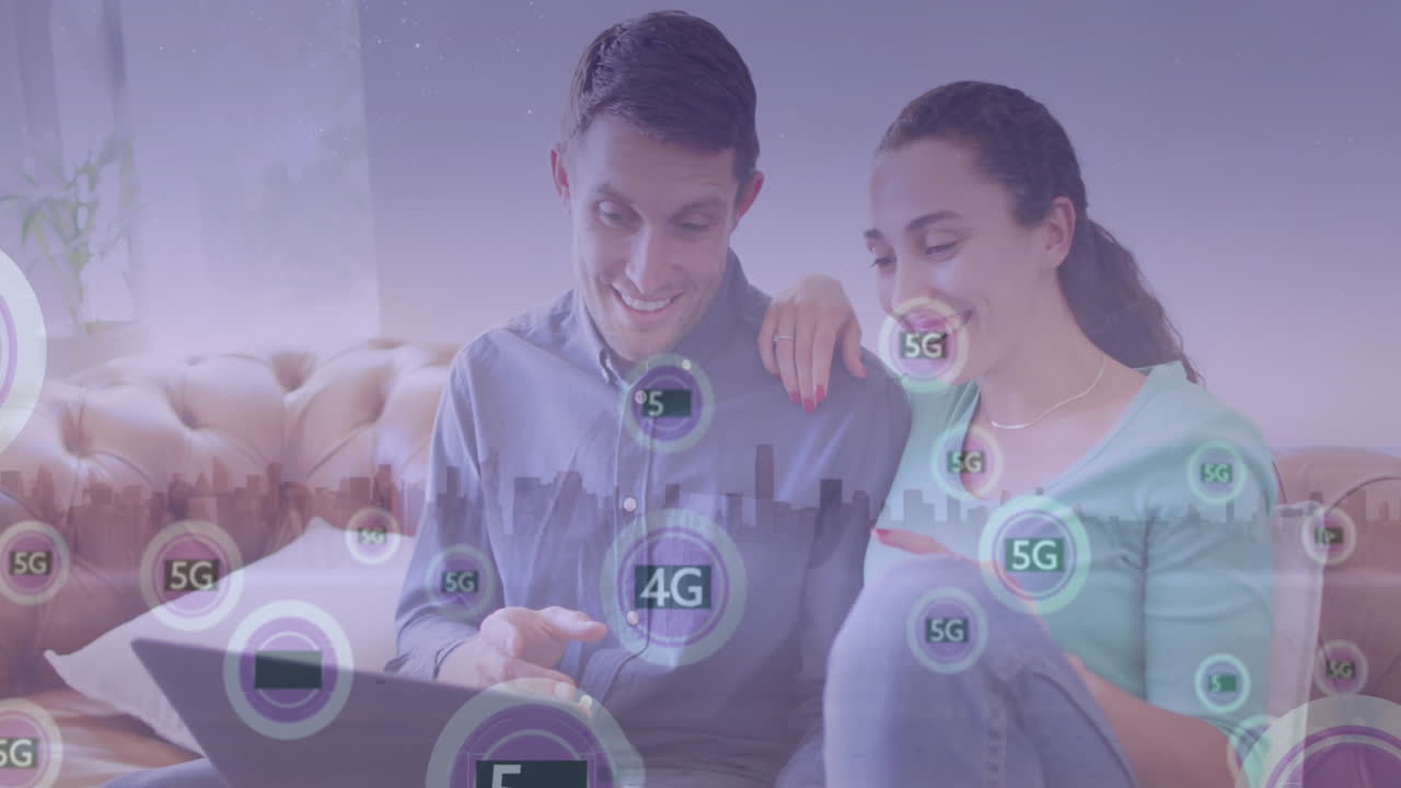 animación de texto 5g y paisaje urbano sobre pareja caucásica usando portátil