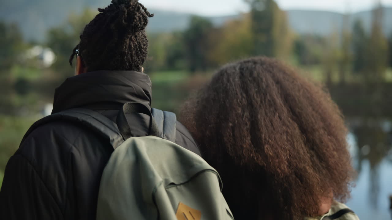 mujeres, caminando y uniéndose por el lago de la naturaleza