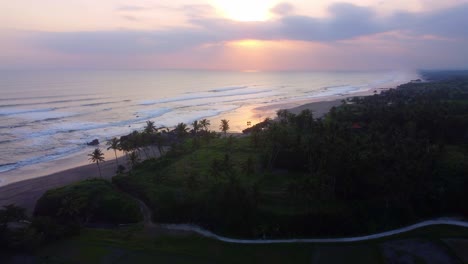 Imágenes-Aéreas-De-Drones-En-4k:-Encantadora-Puesta-De-Sol-En-La-Playa-De-Seseh,-Bali