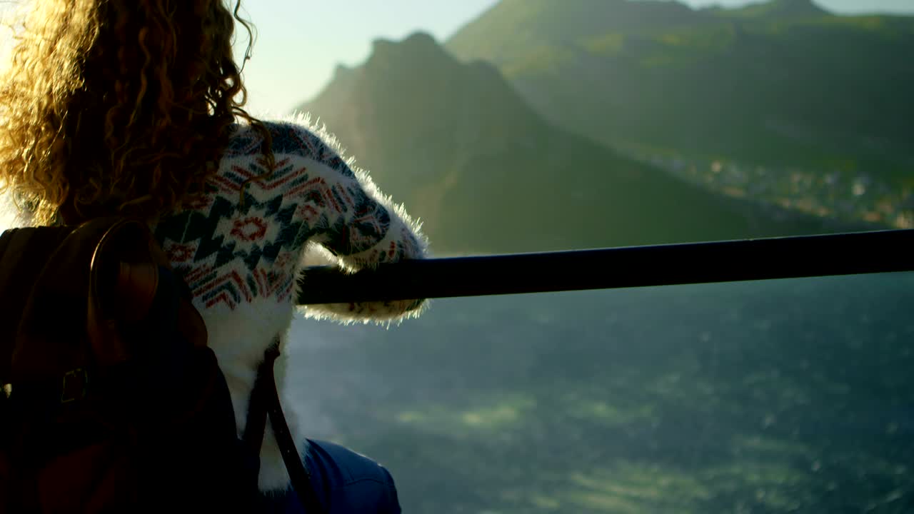 ⁇ 은 날 해변 근처에서 휴식을 취하는 여자 4k