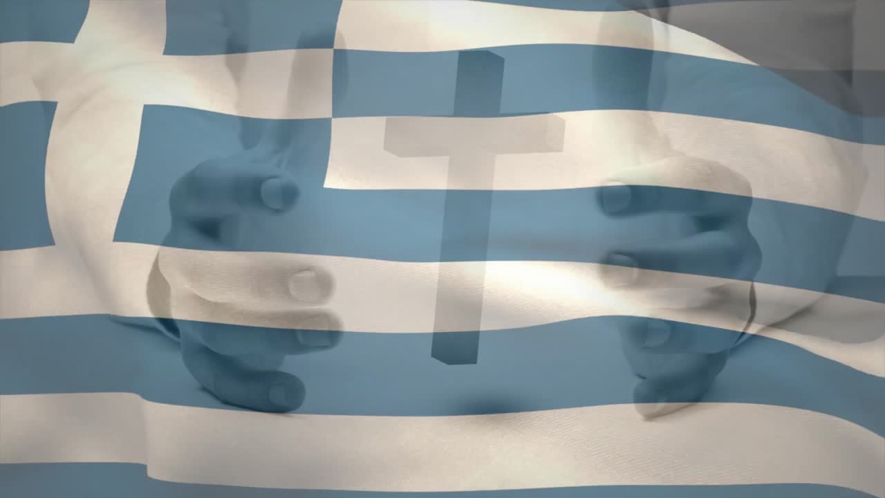Männliche Hände halten ein lateinisches Kreuz, während eine griechische Flaggenüberlagerung verblasst und im Glauben weht.
