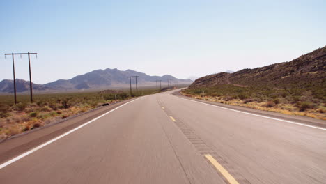 vista trasera de una carretera de campo vacía tomada desde un coche en r3d