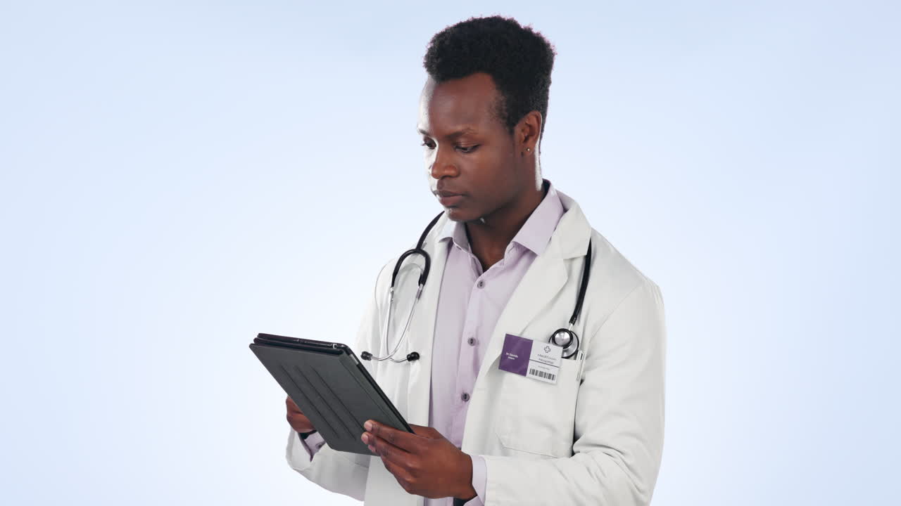 Tablet, dottore e uomo di colore in studio per scopi medici