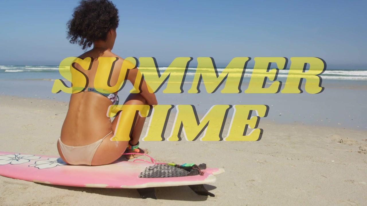 Donna seduta su una tavola rosa sulla riva, con la sovrapposizione "SUMMER TIME" che appare, mentre cambia postura per una pubblicità di viaggi.