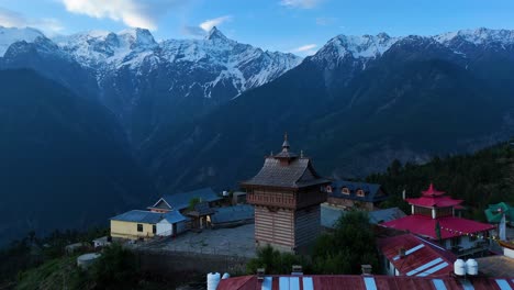 una toma aérea de un dron que ofrece una vista panorámica de kalpa y los picos nevados de kinner kailash.