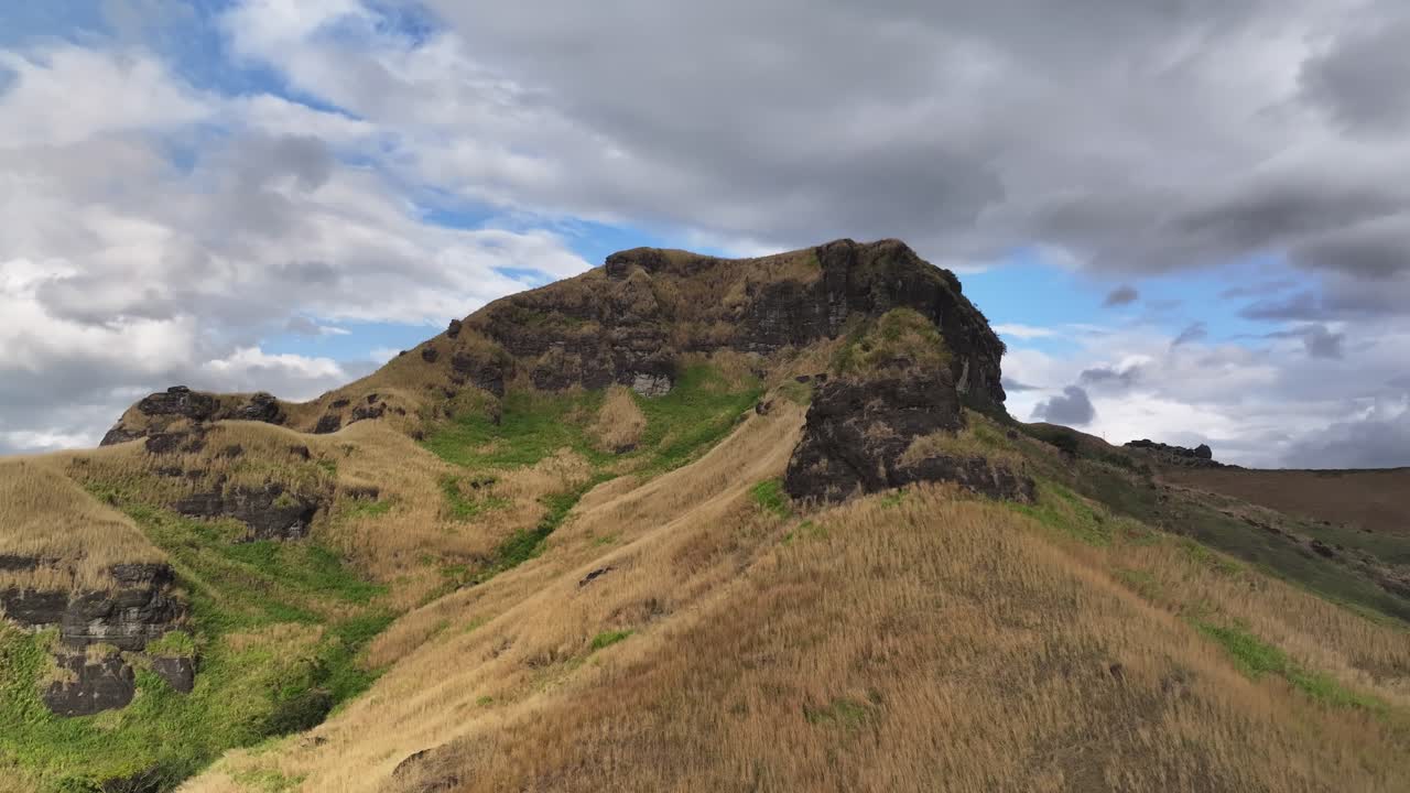 피지 의 산 들 위 에 있는 드론 영상