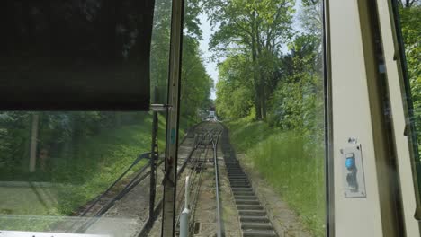 el funicular petřín en la colina petrin en praga