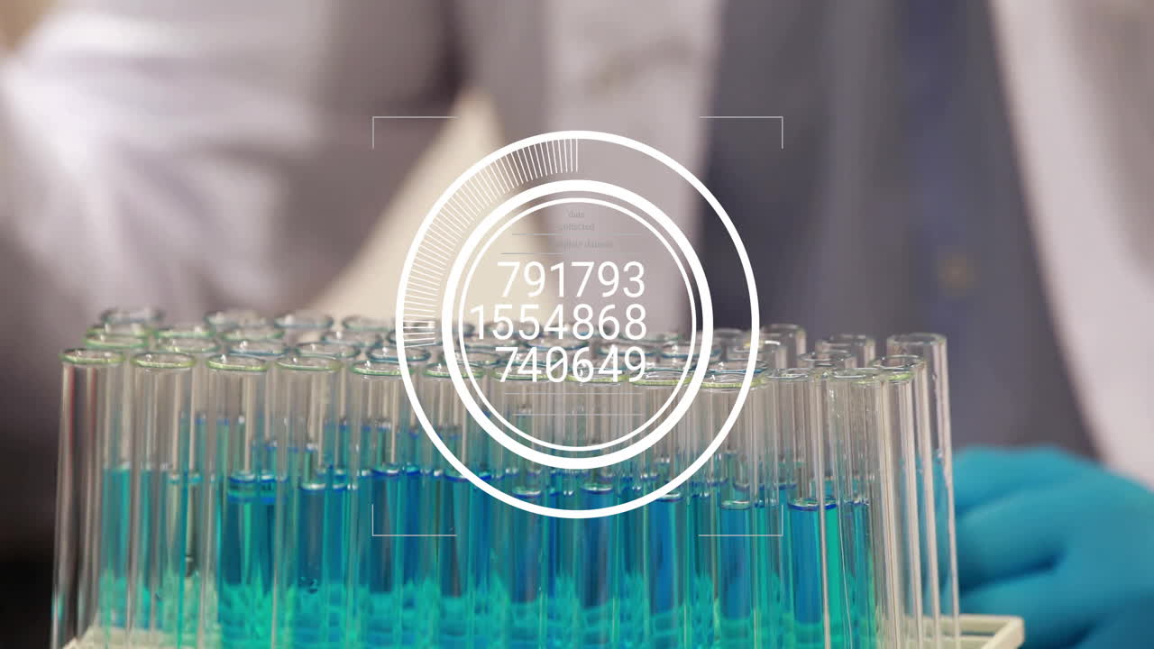 animación del procesamiento de datos y diagrama sobre una médica biracial que toma muestras