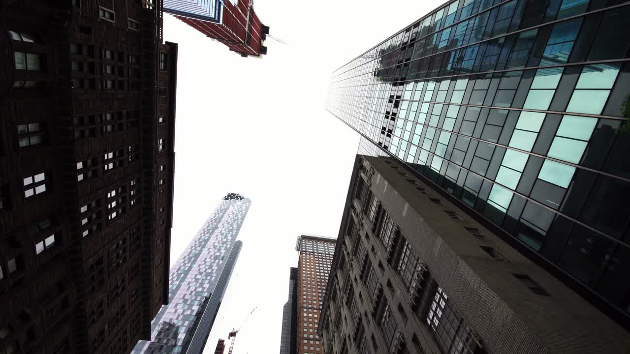 mirando hacia arriba vista en movimiento de la foto de nyc nueva york ciudad de manhattan edificios modernos rascacielos