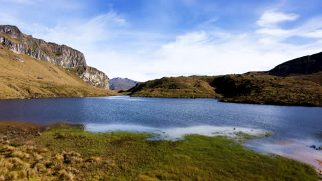 Impresionante-Paisaje-Natural-Con-Lago,-Parque-Nacional-Los-Nevados