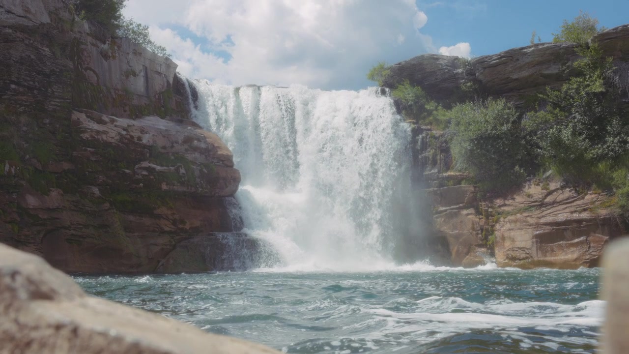 Le scenografiche cascate di Lundbreck che cadono dalla scogliera nell'Alberta meridionale