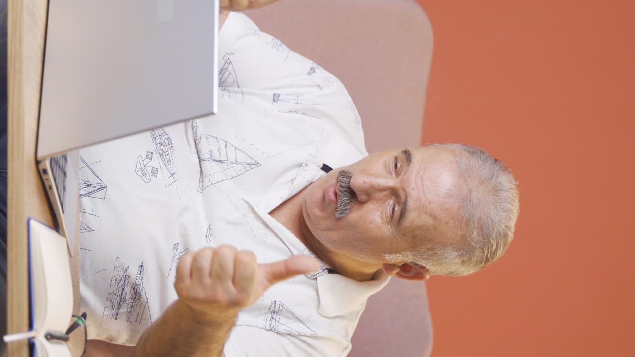 노인의 수직 비디오는 노트북의 응용 프로그램을 좋아하는 사람이 행복합니다.