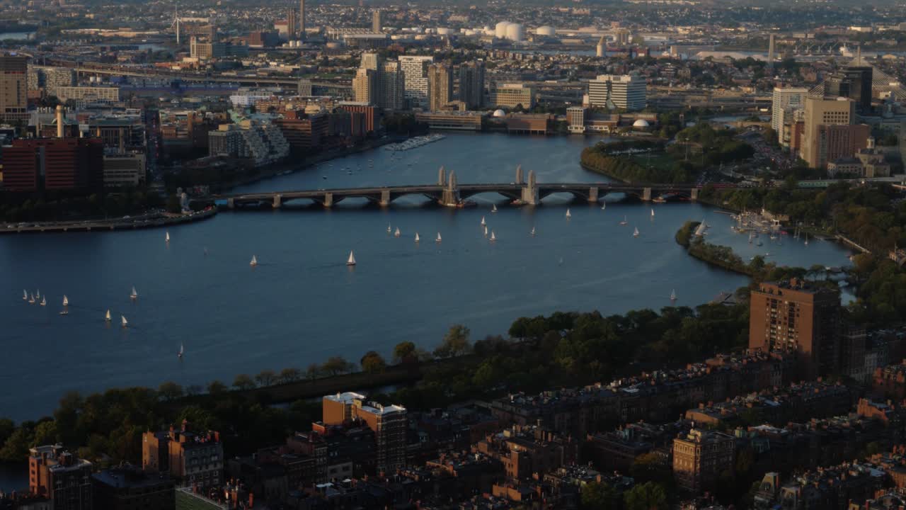 Veduta aerea del fiume Charles con barche a vela e lo skyline di Boston