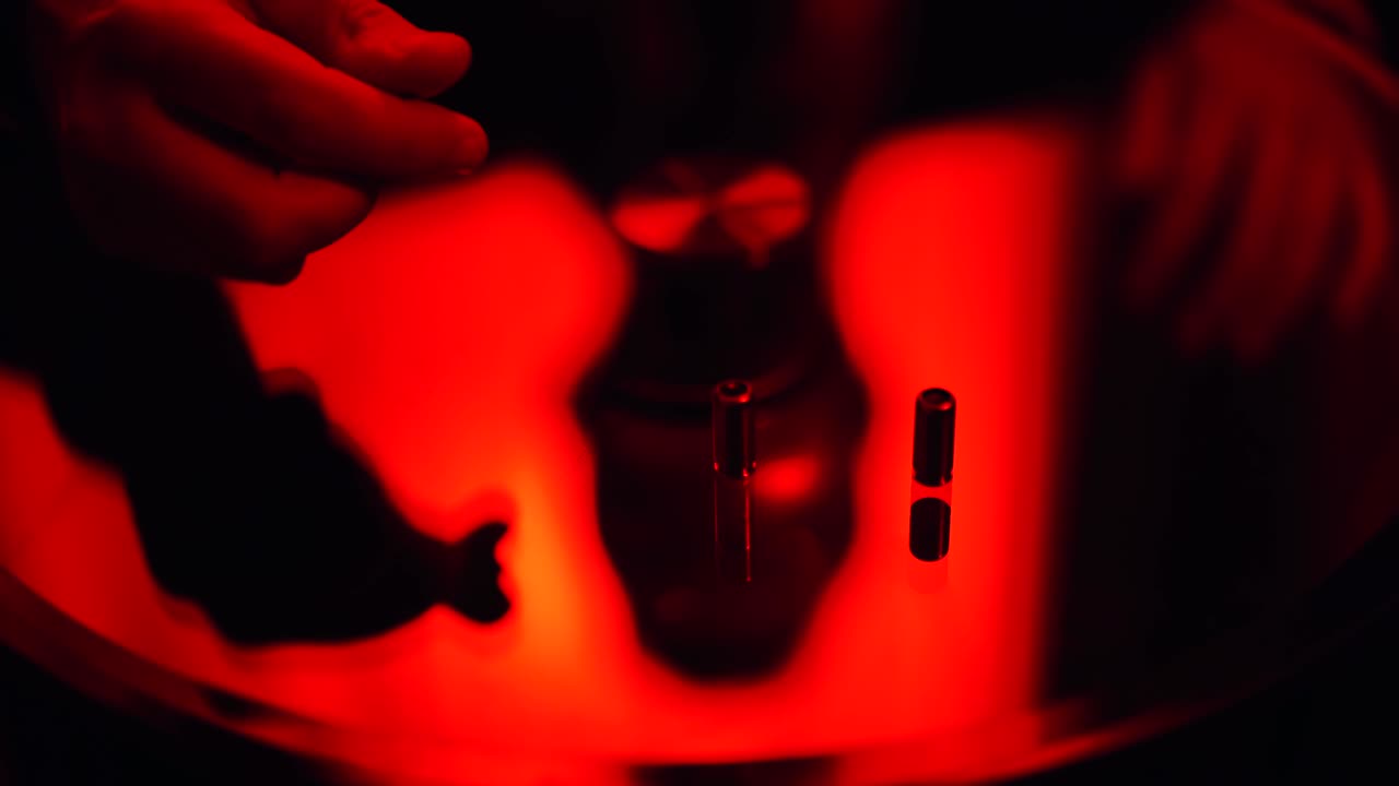 mano masculina pone uno por uno cinco cajas de balas en la mesa. disparando en la luz roja