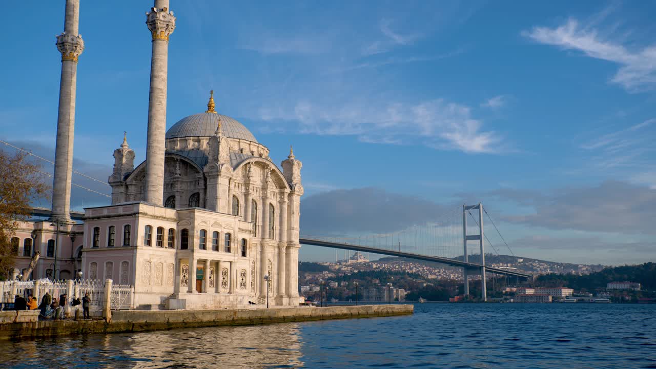 paisaje de la mezquita de ortakoy con un hermoso amanecer puente del bósforo, estambul, turquía