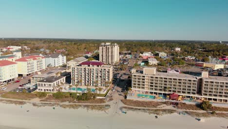 vista superior de varios edificios altos y modernos cerca de myrtle beach con grandes ventanales y líneas elegantes