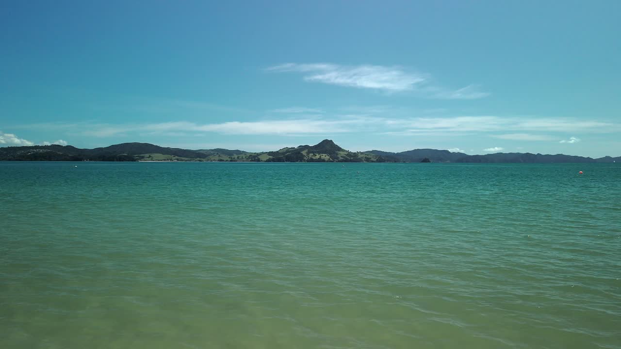 뉴질랜드 코로만델 반도의 잔잔한 파도