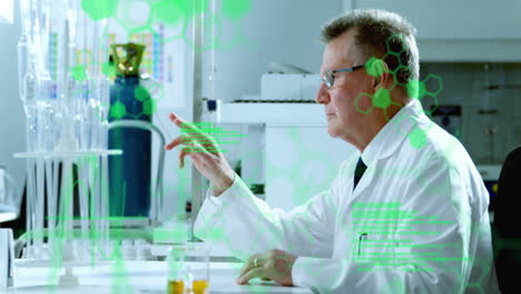 animación del procesamiento de datos científicos sobre un científico caucásico en el laboratorio.