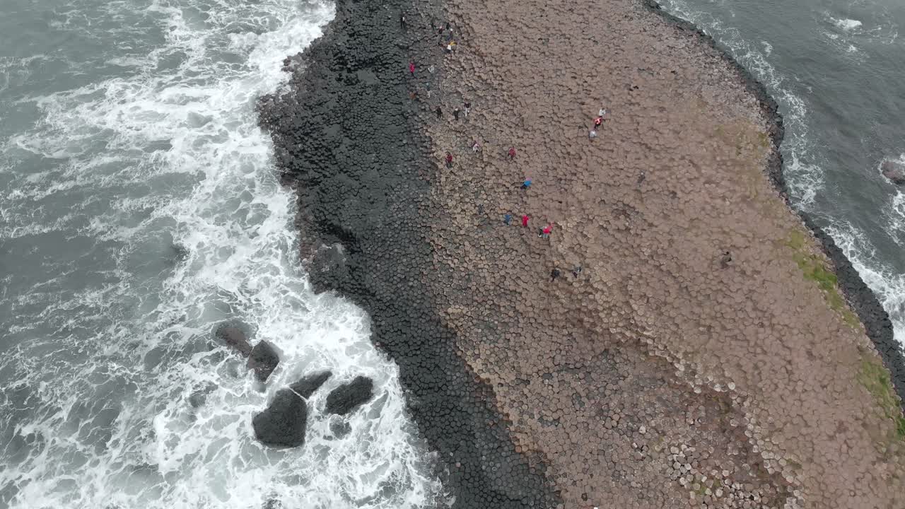 Dron volando sobre la Calzada del Gigante en Irlanda del Norte