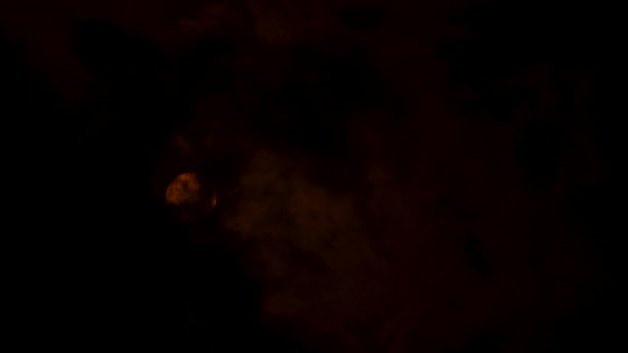 구름이 많은 날에 천천히 움직이는 구름 뒤에서 태양이 드러나고 있습니다.