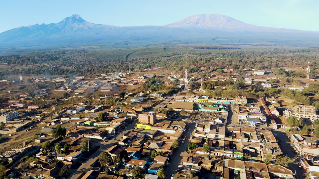 태양이 뜨는 케냐의 풍경과 마을, 킬리만자로와  ⁇ 보셀리 국립공원 - 추적, 드론 항공 사진