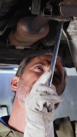 mecánico haciendo servicio a un coche