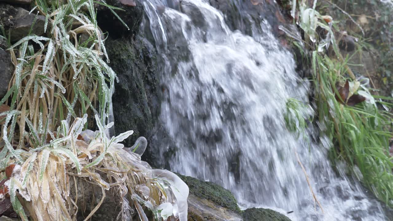 ruisseau d'eau calme qui coule sur les rochers, paysage forestier, paysage de végétation d'hiver