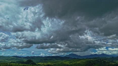 Timelapse-épico-De-Nubes-Tormentosas-Rodando-Sobre-La-Selva-En-Surigao-Del-Norte,-Filipinas