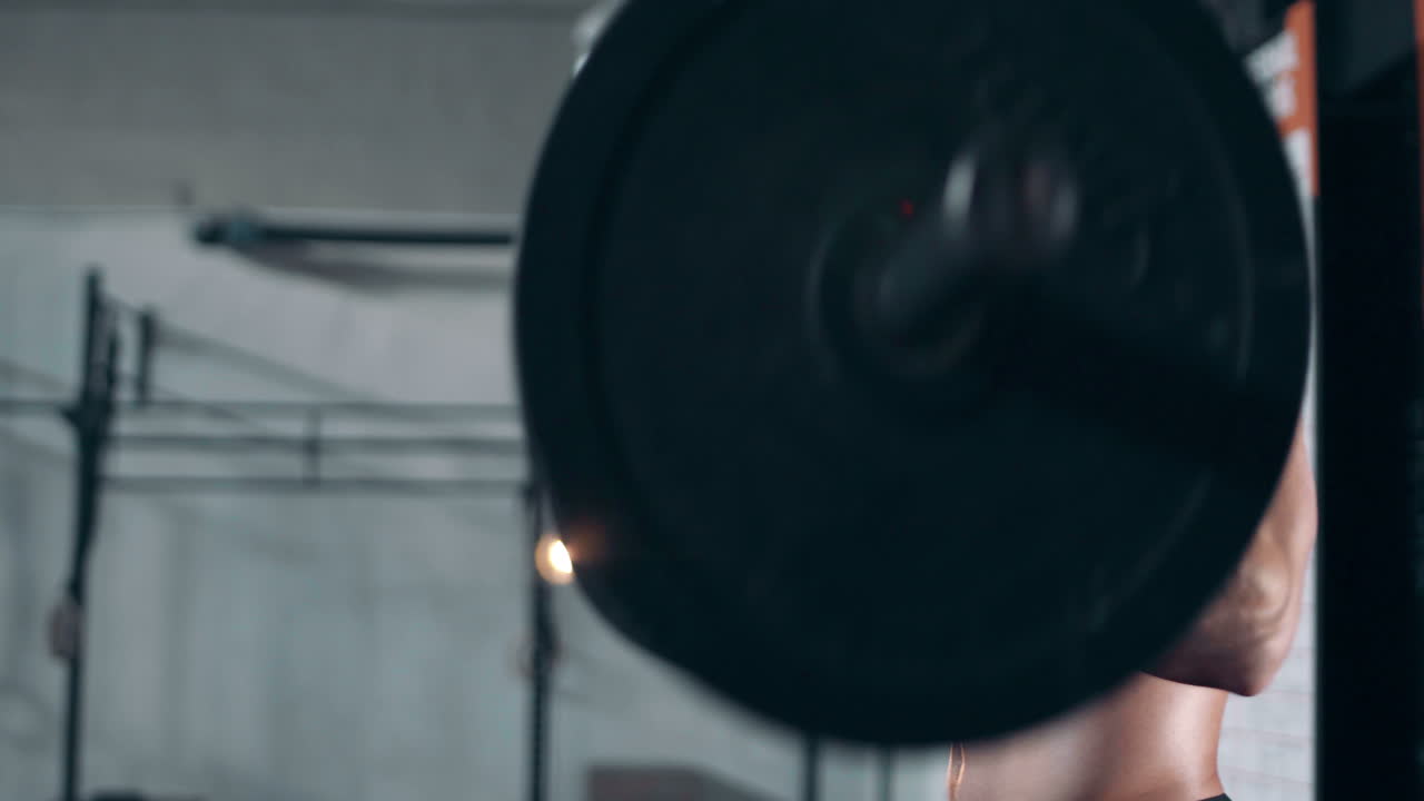 체육관 에서 웨이트 리프팅 하는 남자