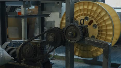 sistema de bobinas de cables industriales con motor y engranajes