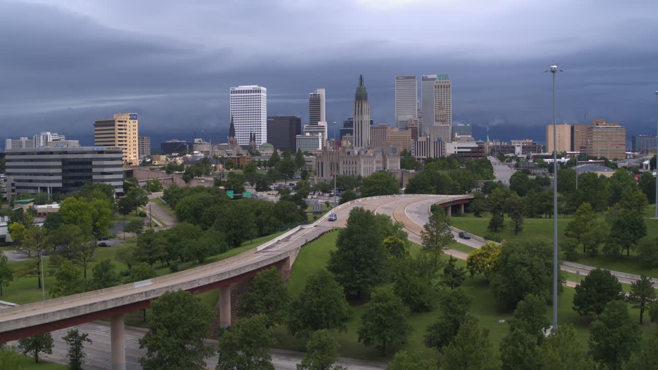 Paesaggio urbano del centro di Tulsa: vista drone ad alta quota.