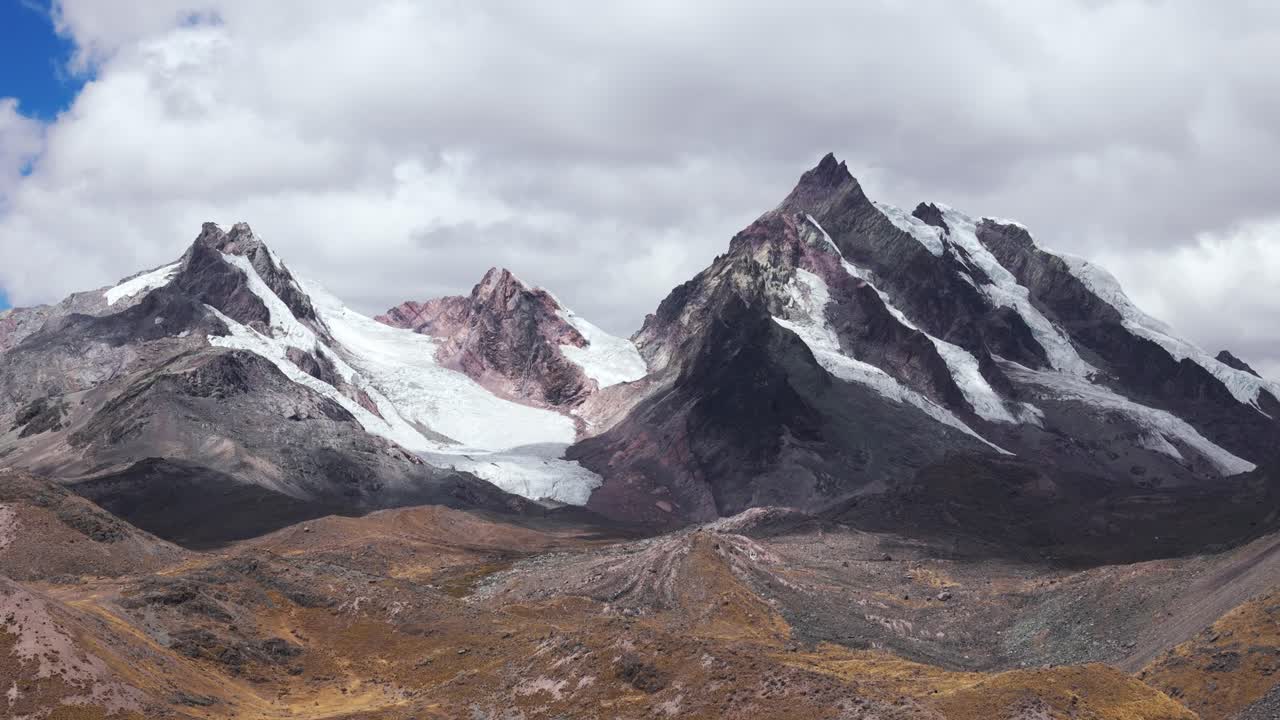 vista de avión no tripulado de las 7 lagunas de ausangate en cusco, perú, con el terreno montañoso circundante, panorámica
