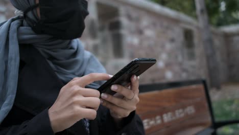 Maskierte-Muslimische-Frau,-Die-Eine-SMS-Per-Telefon-Sendet