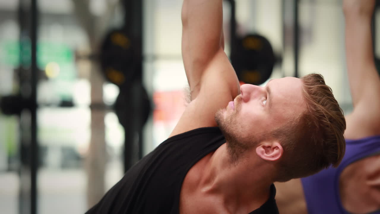 grupo de fitness haciendo tabla lateral en el gimnasio de crossfit