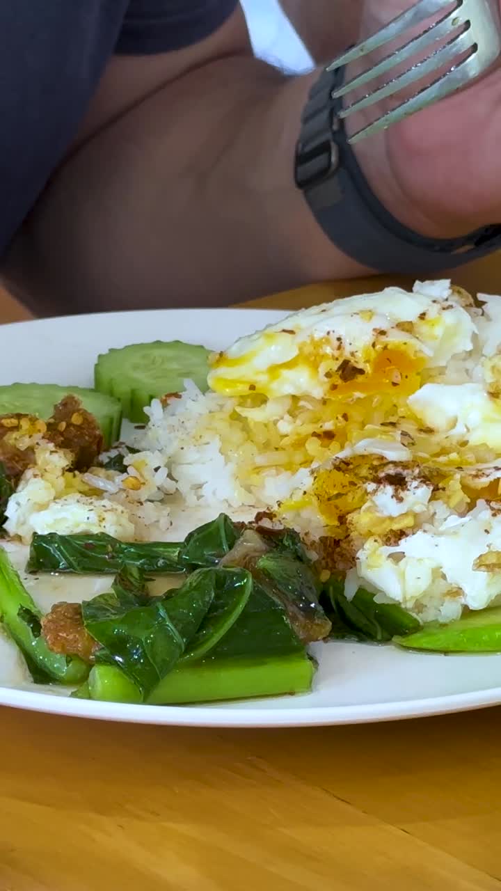 saboreando una comida en el zoológico de khao kheow
